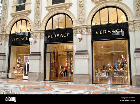 servizio versace|is versace italian or french.